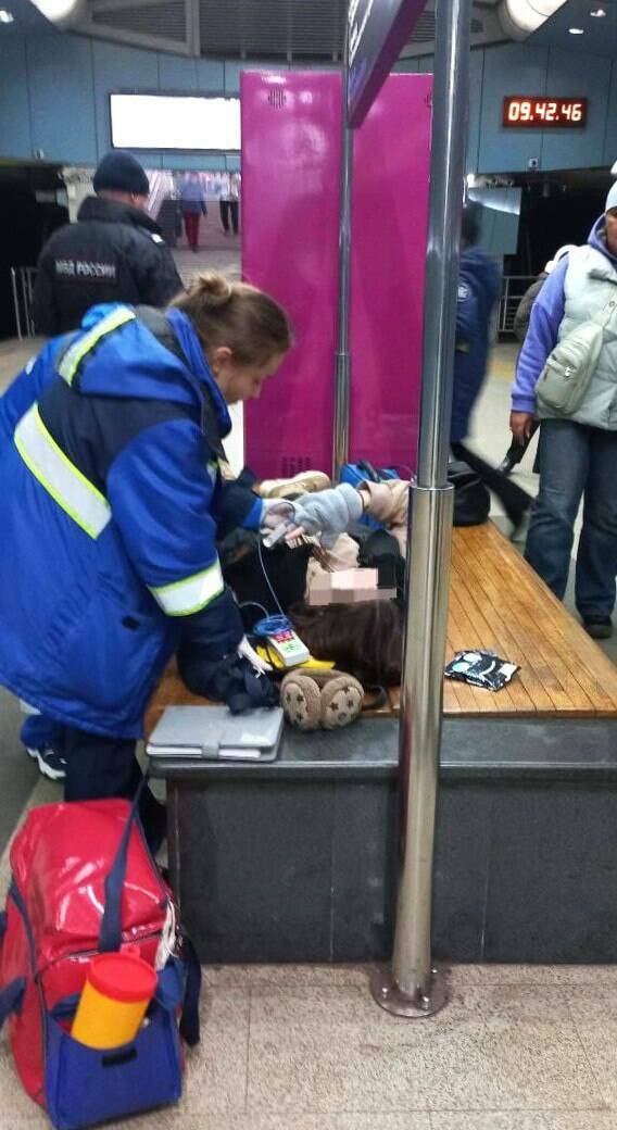 В Казани сотрудники метро помогли девушке, которой на платформе стало плохо