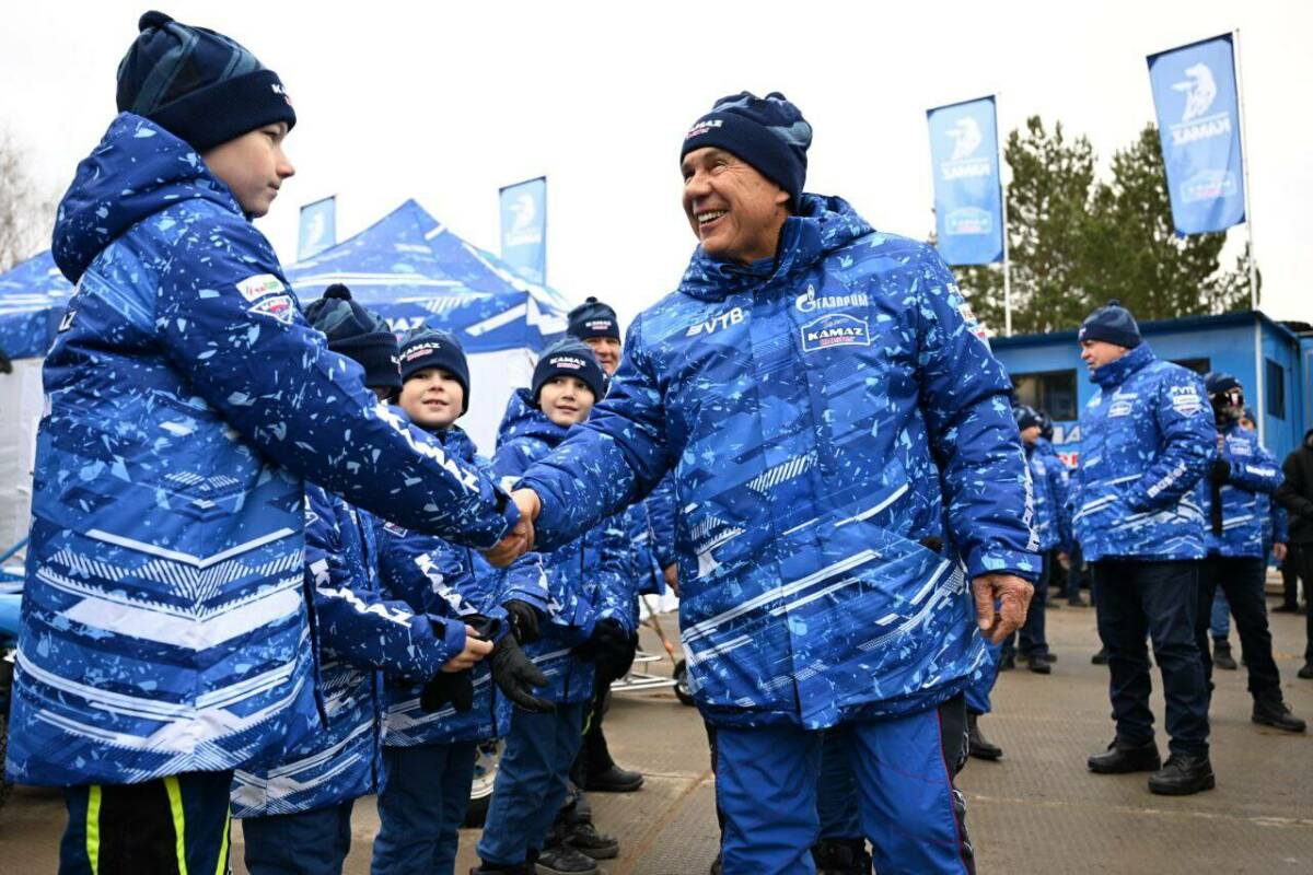 Рустам Минниханов встретился с чемпионами команды «КАМАЗ-мастер»