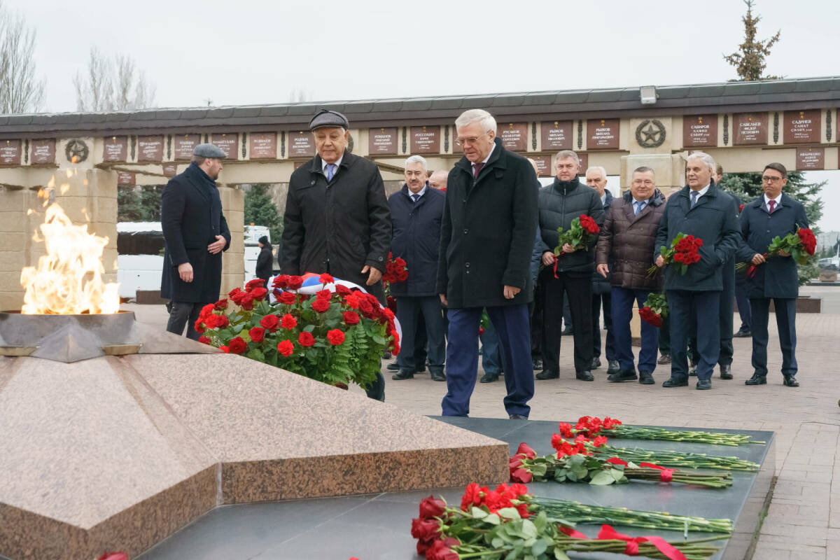 Мухаметшин вместе с законодателями регионов ПФО возложил цветы к Вечному огню в Казани