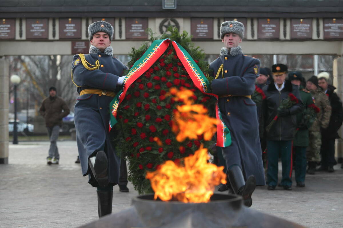 В казанском парке Победы возложили цветы в честь Дня героев Отечества