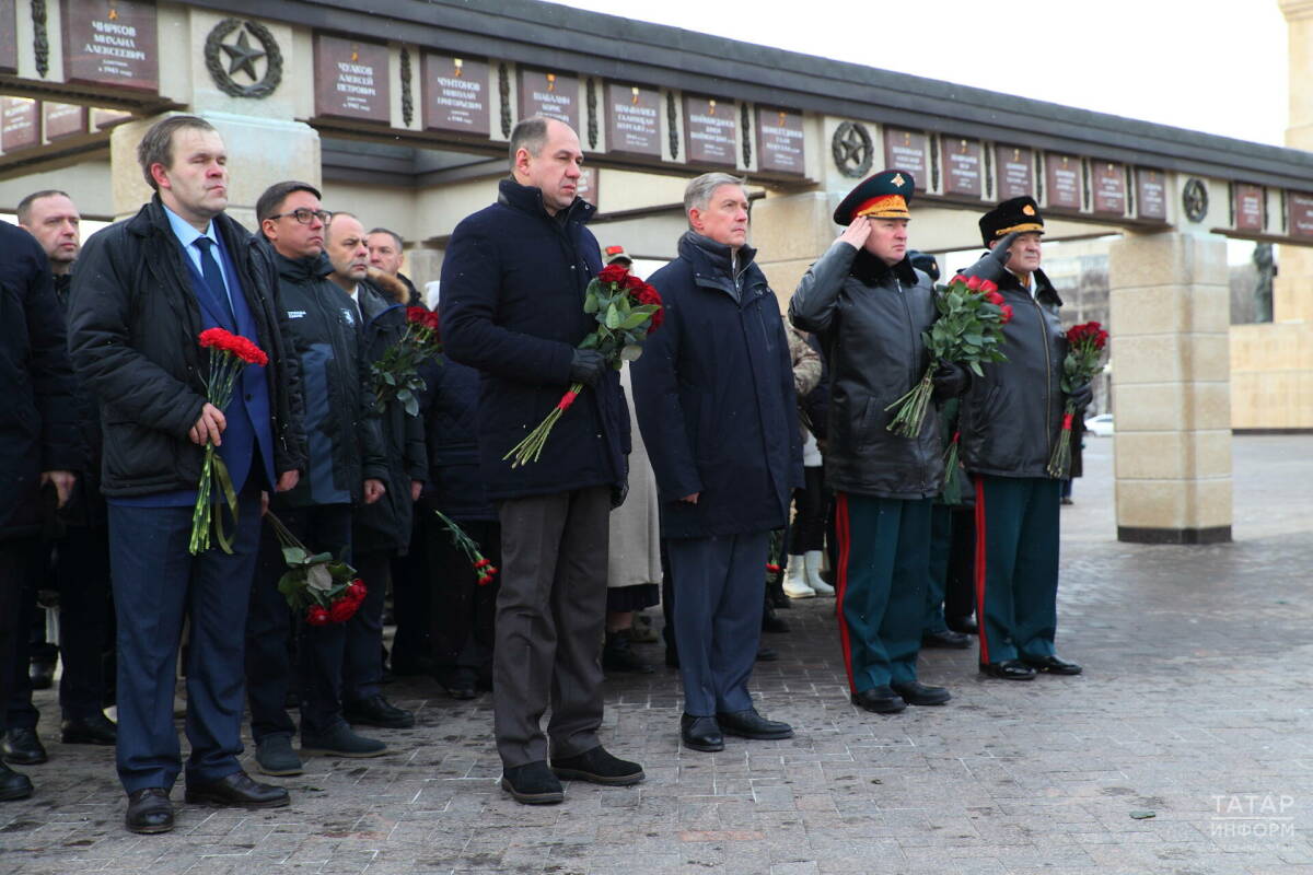 В казанском парке Победы возложили цветы в честь Дня героев Отечества