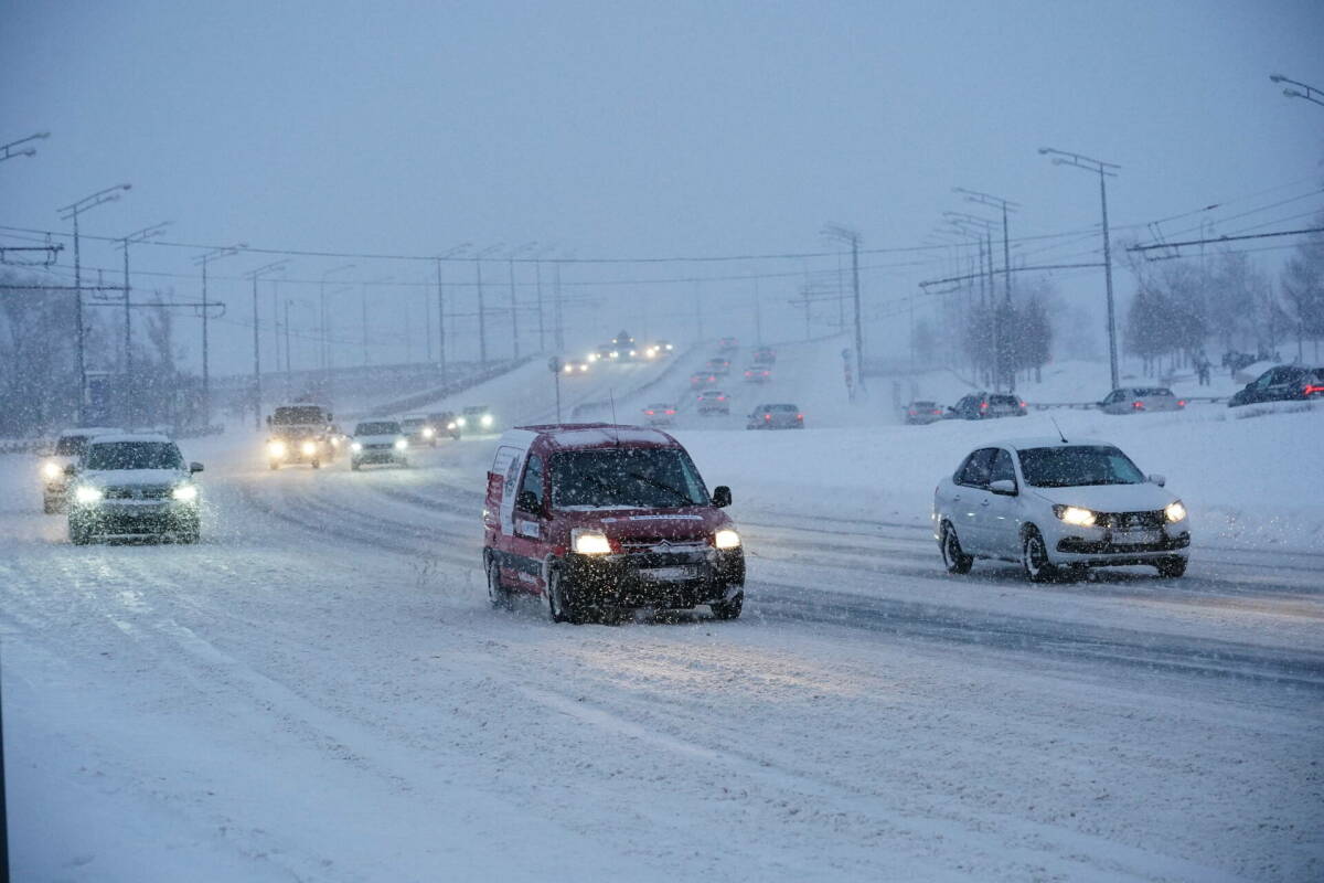 Татарстанским водителям напомнили о ПДД во время метели и сильного ветра