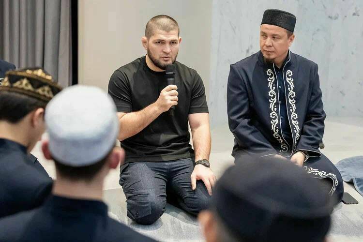 Хабиб Нурмагомедов посетил мечеть в Альметьевске