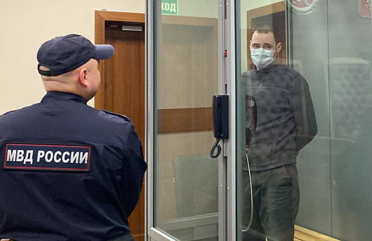 Суд в Казани продлил арест мужчине, которого, как считает следствие, наняли для убийства Ирины Шевырёвой. Он сознался и раскаялся в содеянном, рассказал, что его принуждали и что он очень сожалеет. Разжалобить суд не удалось – Новый год Рафис Султанов встретит в СИЗО.