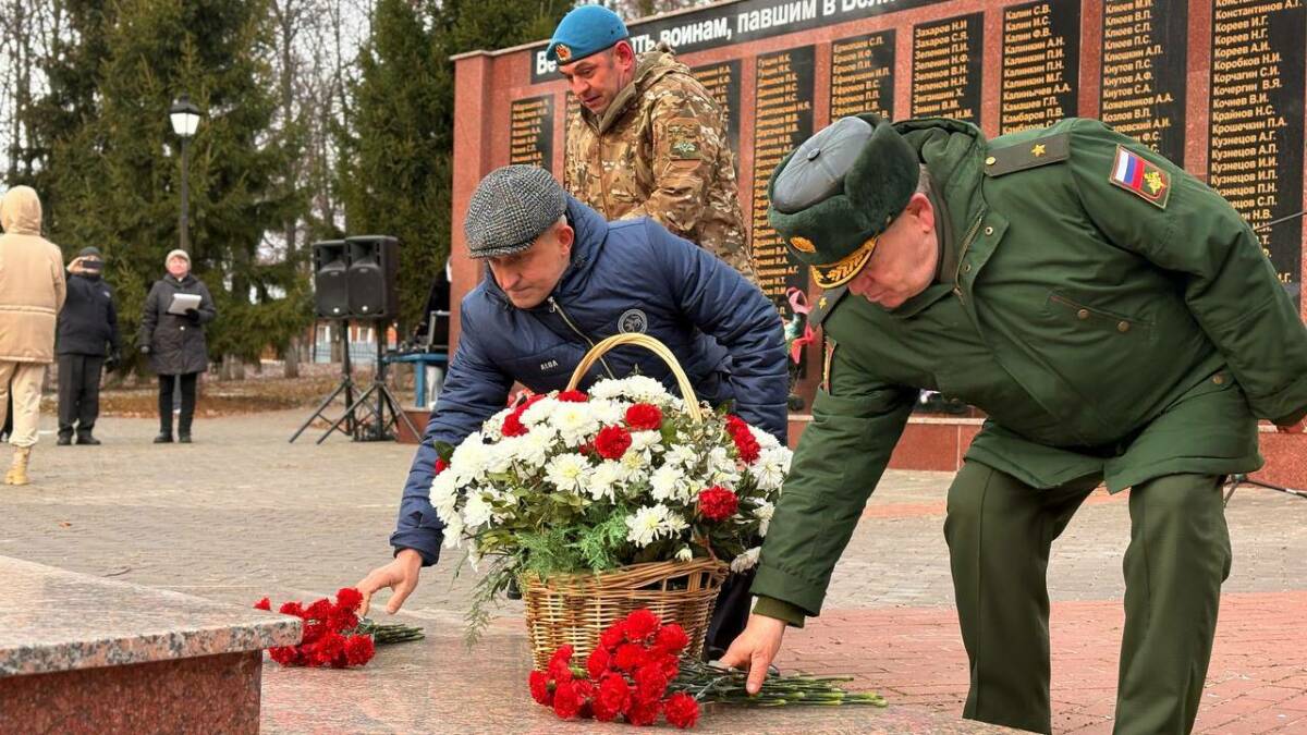 В Лаишево в Парке Победы прошел митинг ко Дню героев Отечества