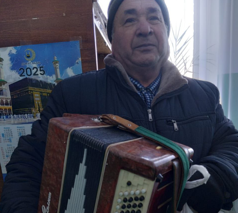 «На любой фронт идем с песней»: бавлинцы отправили угощения и баян в зону СВО