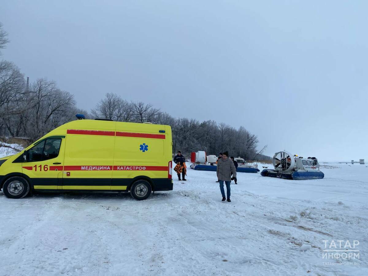 «Лед выдержит»: перед открытием переправы в Аракчино МЧС проверило ее безопасность
