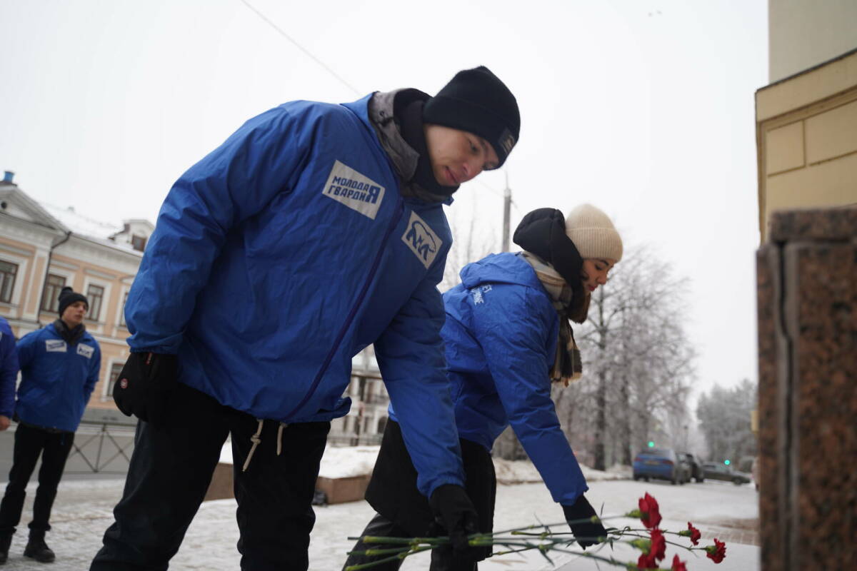 В Казани активисты «Молодой гвардии» почтили память Пушкина
