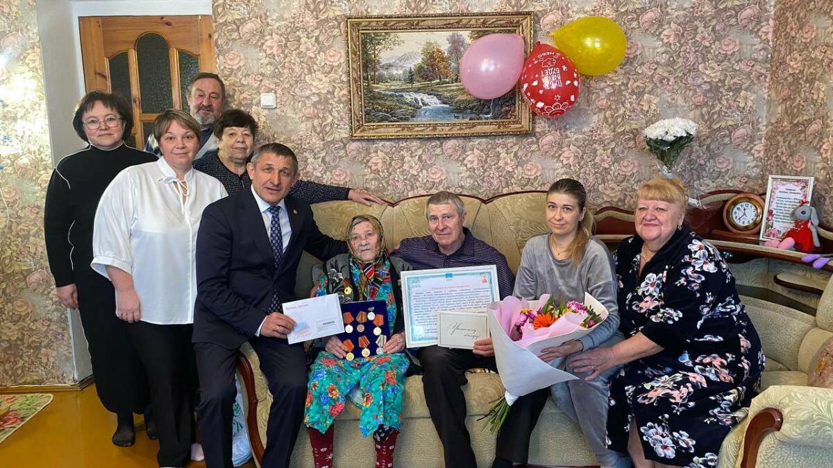 «Ваша стойкость вдохновляет»: 100-летней труженице тыла из РТ вручили юбилейную медаль