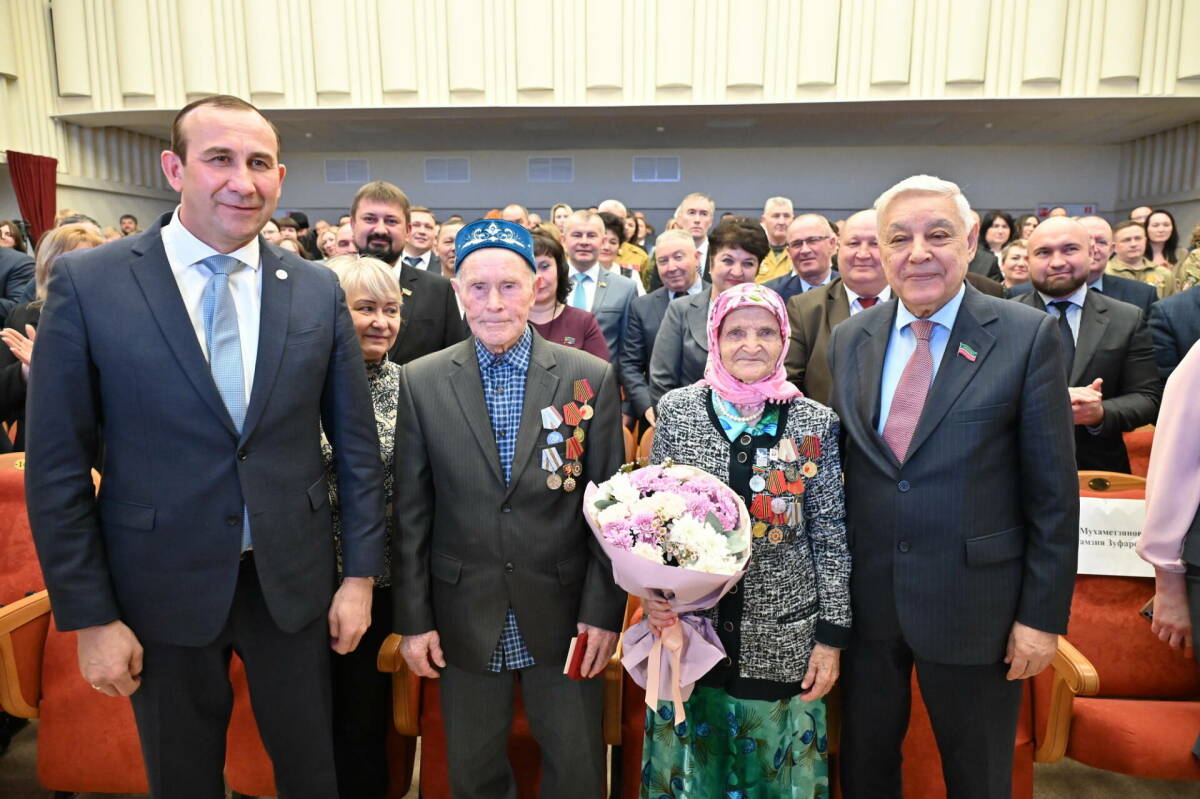 Мухаметшин в Тукаевском районе вручил медали ветеранам Великой Отечественной