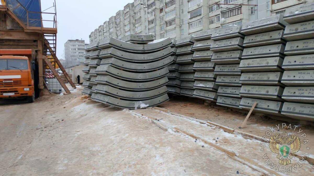 В Казани рабочего насмерть придавило бетонной стеной на стройке