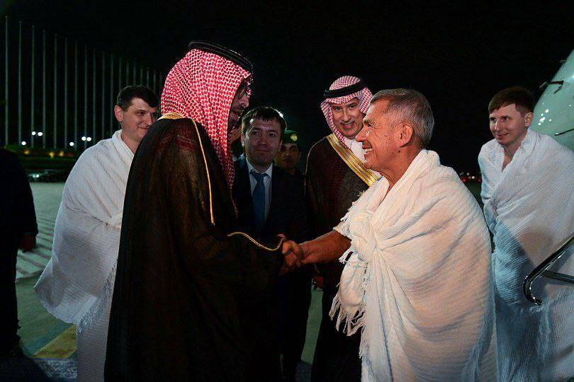 Минниханов прибыл с рабочим визитом в Саудовскую Аравию и совершил умру