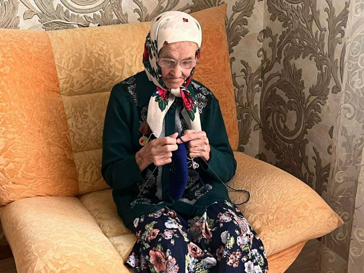 Труженица тыла из Нижнекамска связала более 300 пар носков для бойцов СВО