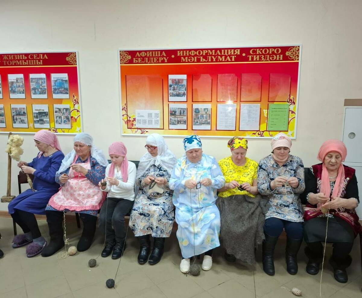 «Тепло для Героя»: мастерицы Менделеевского района вяжут носки для бойцов СВО