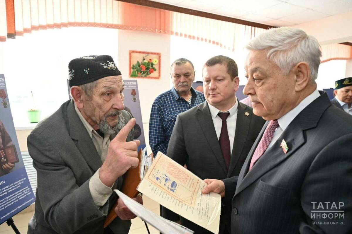 Мухаметшин открыл выставку «Отец Героя» в Мамадышском районе