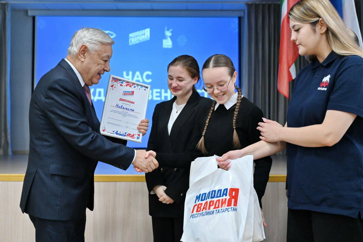 Председатель Госсовета РТ вручил паспорта юным тюлячинцам