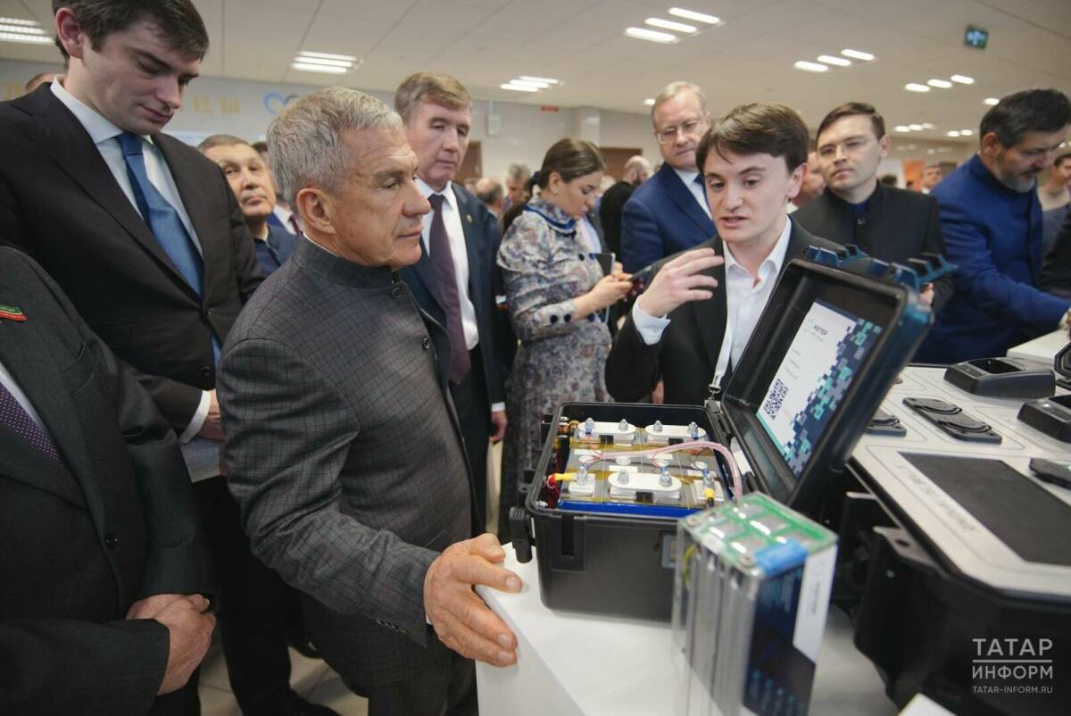 Минниханов осмотрел выставку продукции бизнесменов Татарстана