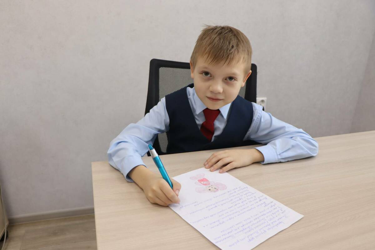 «Волонтером буду всю жизнь»: как школьник помог взрослым выразить чувства бойцам СВО