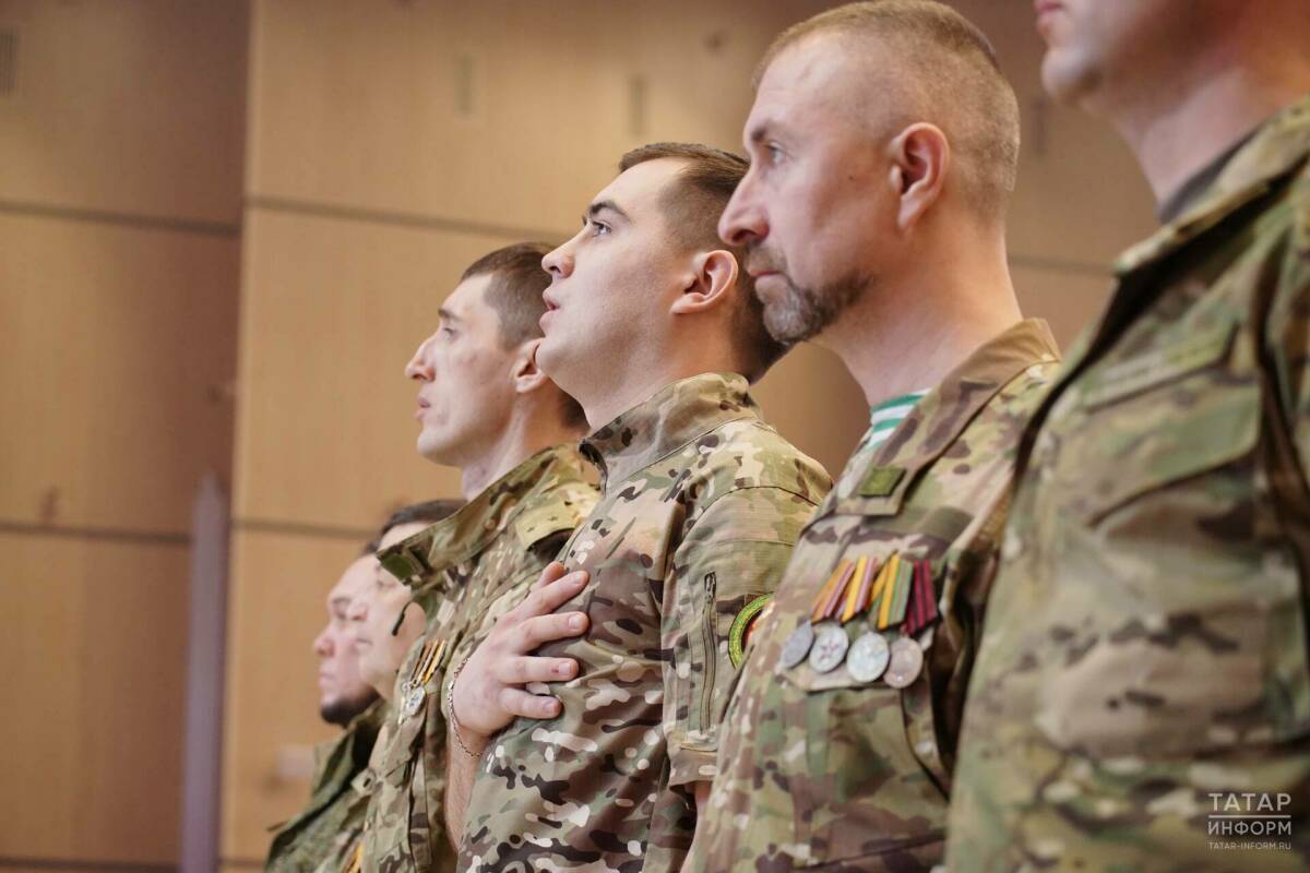 «Их подвиги в наших сердцах»: Раис Татарстана поздравил защитников Отечества с праздником