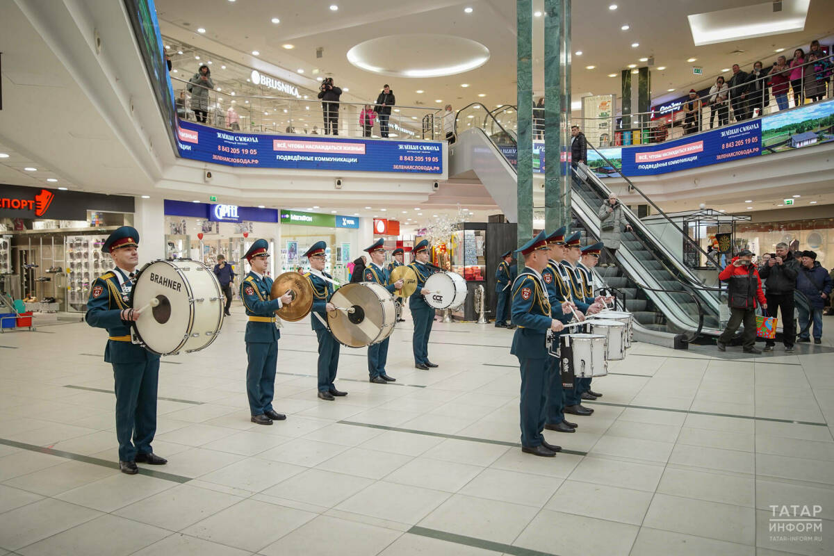 «Поднимаем настроение в праздник»: оркестр Росгвардии поздравил казанцев с 23 Февраля