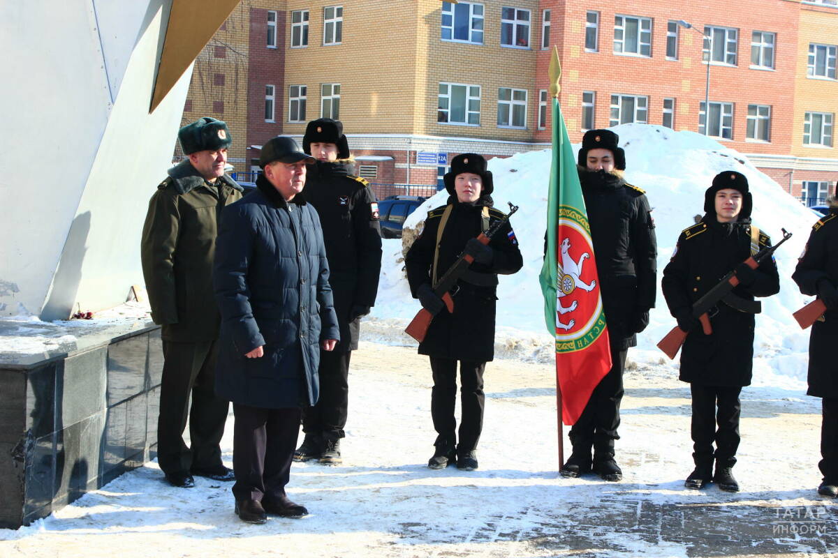 Кадеты и юнармецы Казани возложили цветы к памятнику воинам-танкистам