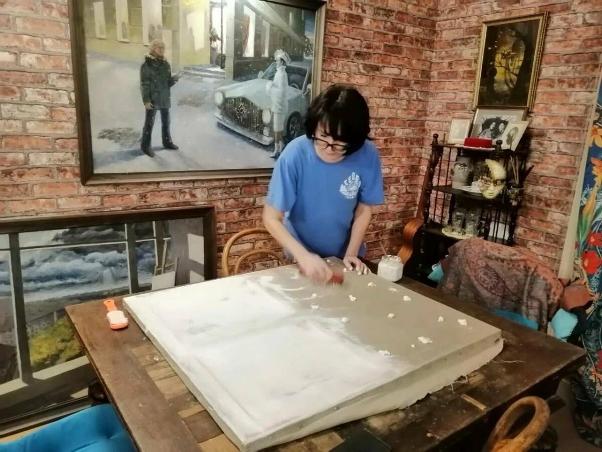 Казанская художница представит на выставке посвященную СВО картину «Помянем»