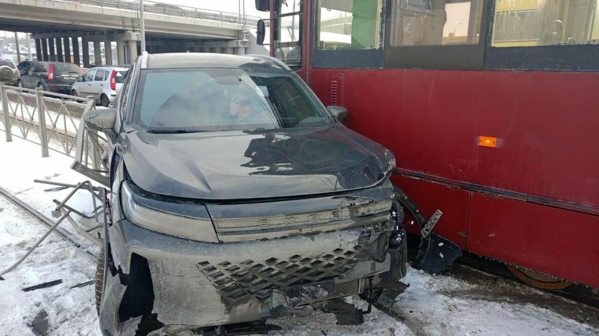 Трамваи встали после ДТП с легковушкой в Ново-Савиновском районе Казани