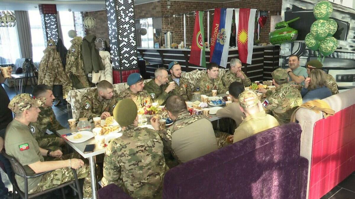 Для ветеранов СВО в Нижнекамске устроили праздничный прием в кафе