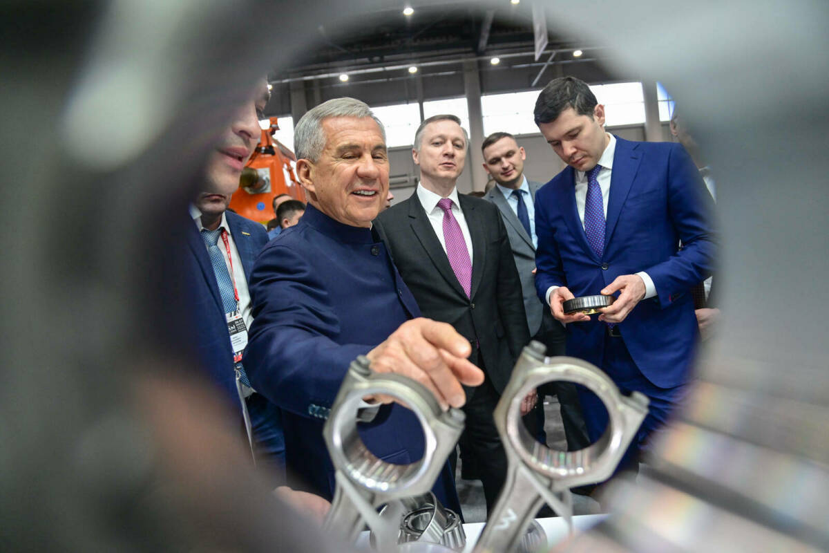 Минниханов и Алиханов осмотрели выставку Kazan Truck Expo