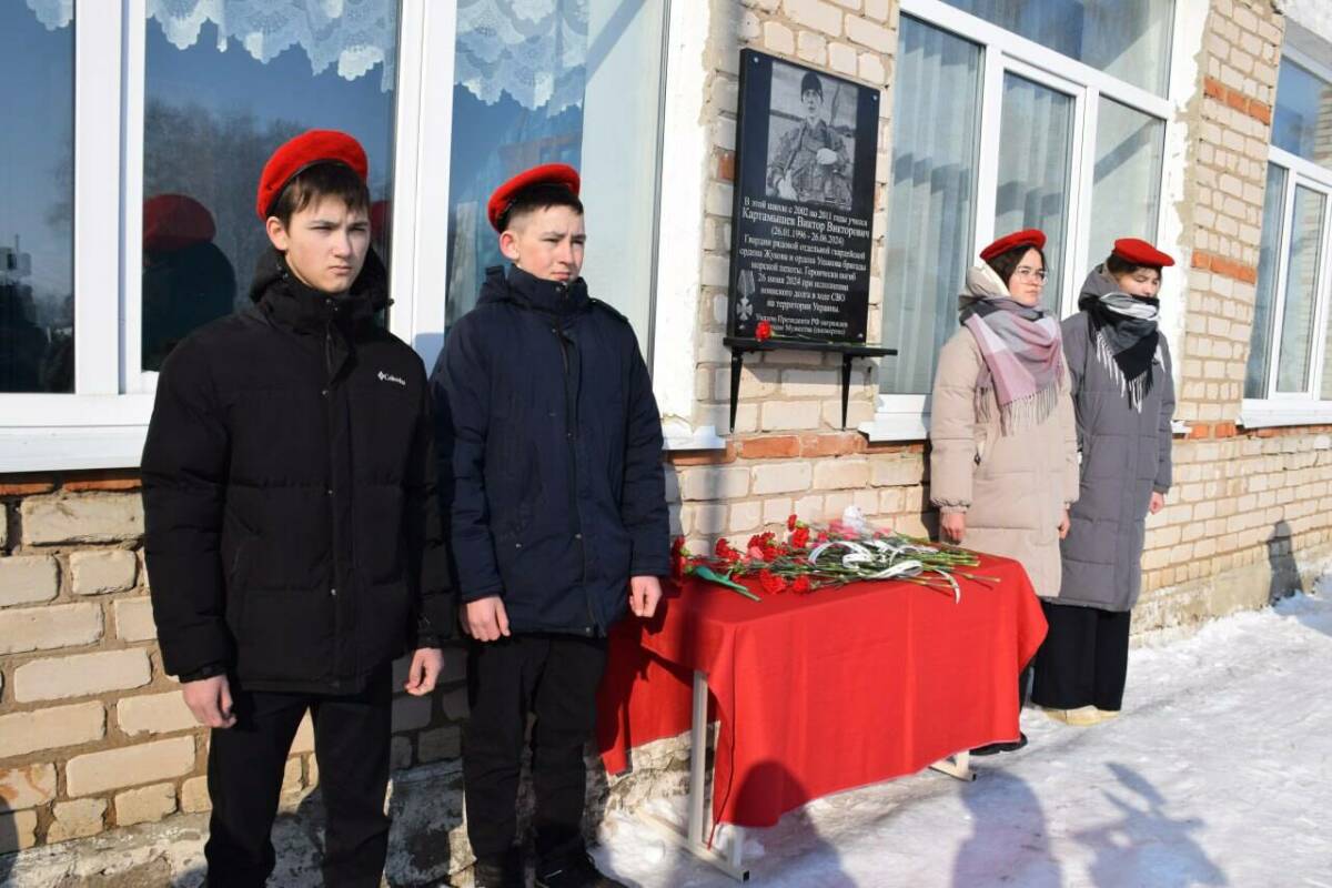 В нурлатском селе Вишневая Поляна открыли мемориальную доску в память о бойце СВО