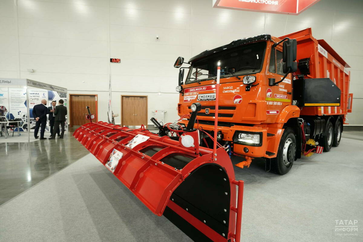 Минниханов и Алиханов осмотрели выставку Kazan Truck Expo