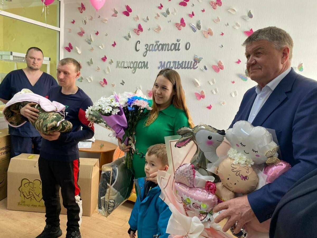 Глава Новошешминского района приехал в роддом на выписку жены участника СВО