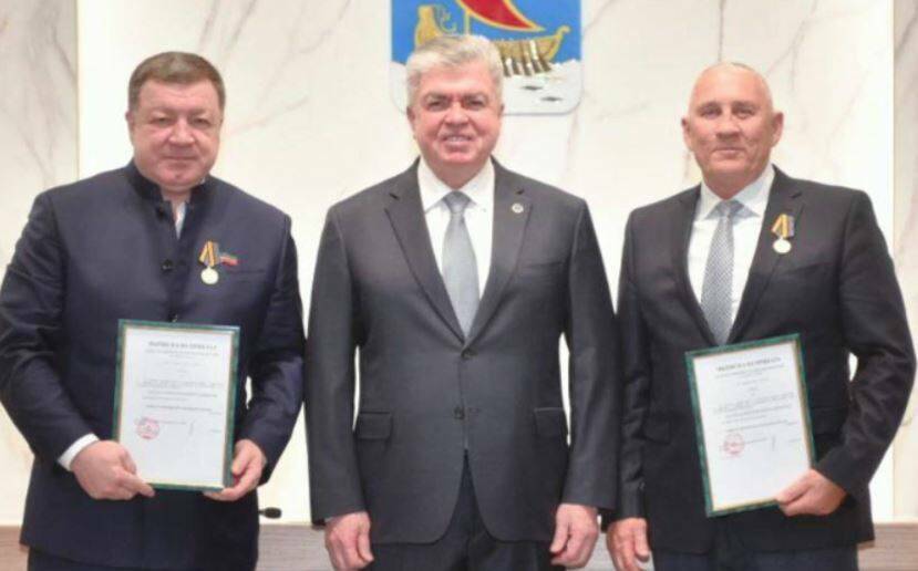 «На таких людях держится страна»: Магдеев передал челнинцам медали Министерства обороны