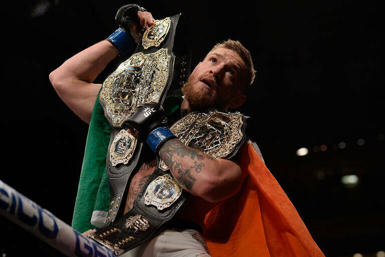 Конор Макгрегор плюнул в лицо фанату Хабиба (видео)