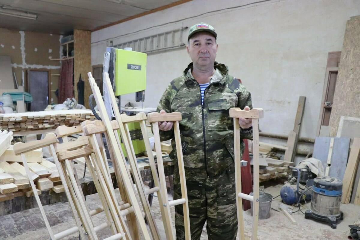 Житель Нурлата начал изготавливать костыли для участников СВО