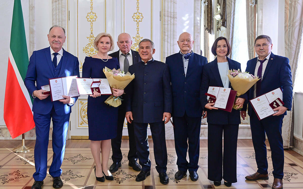 Лечение от вирусов и разработки с ИИ: кому Минниханов вручил госпремии в области науки