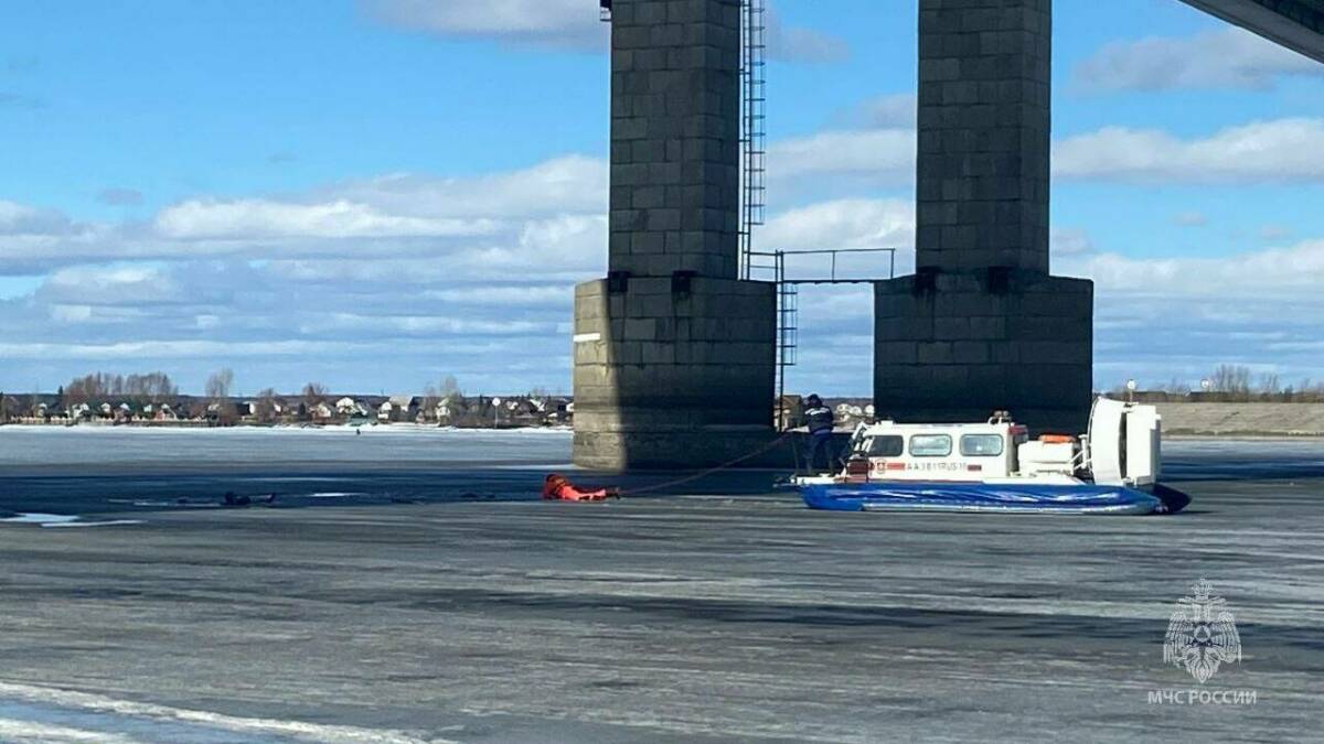 Рыбаки в Татарстане провалились под лед: один погиб, второго ищут водолазы