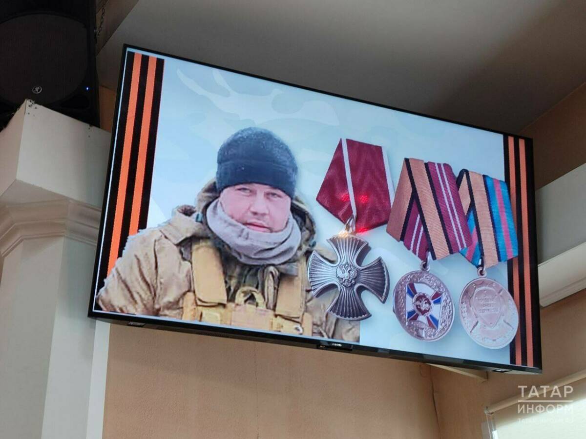 «Мы не имеем права их забывать»: в казанском лицее открыли парту Героя