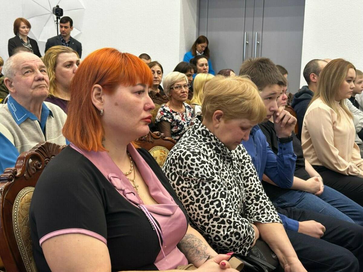 «Маме сказал, что едет в командировку»: в Челнах родным бойцов передали ордена Мужества