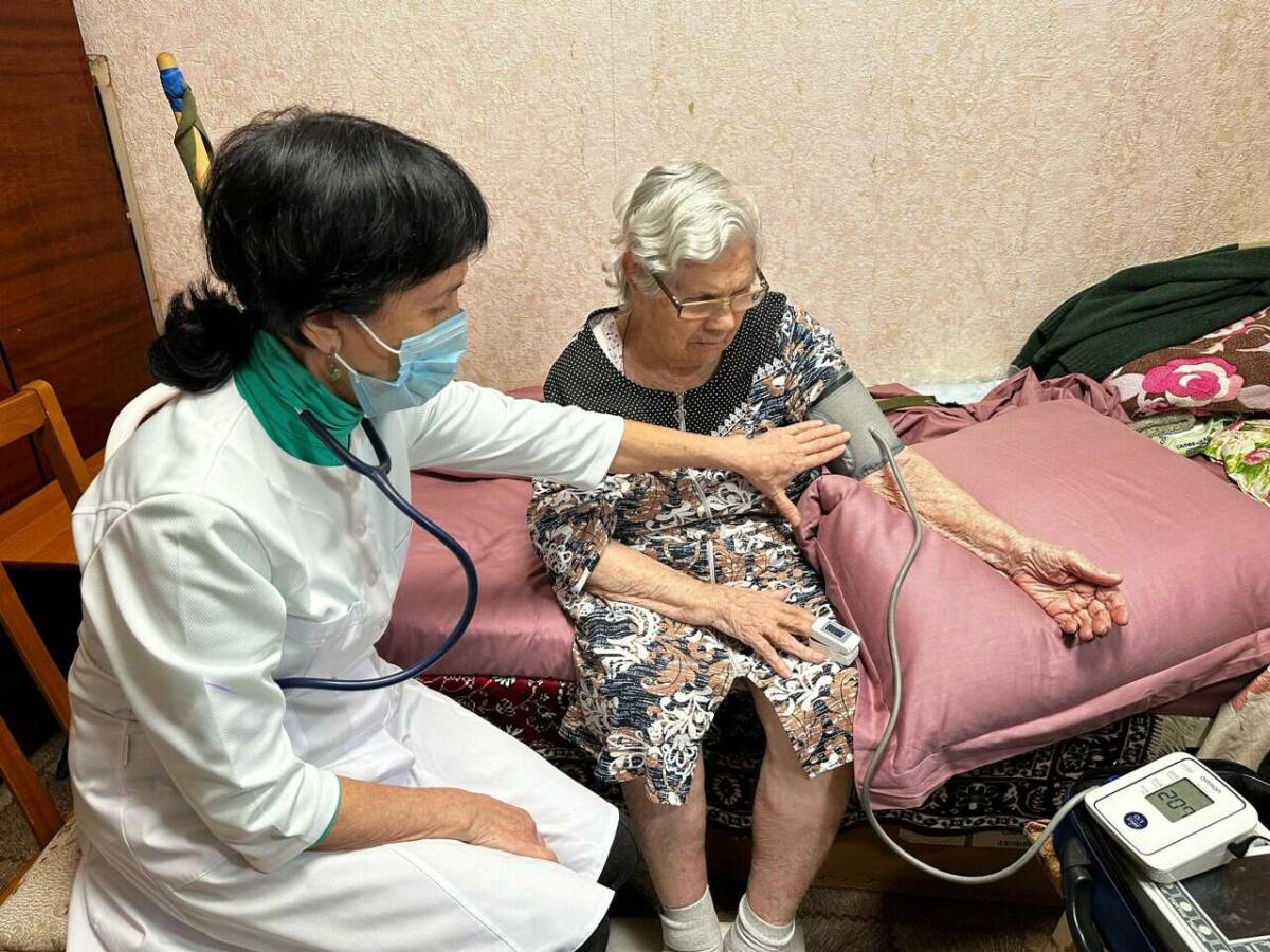 Забота на дому: врачи Челнов проводят осмотры ветеранов Великой Отечественной войны