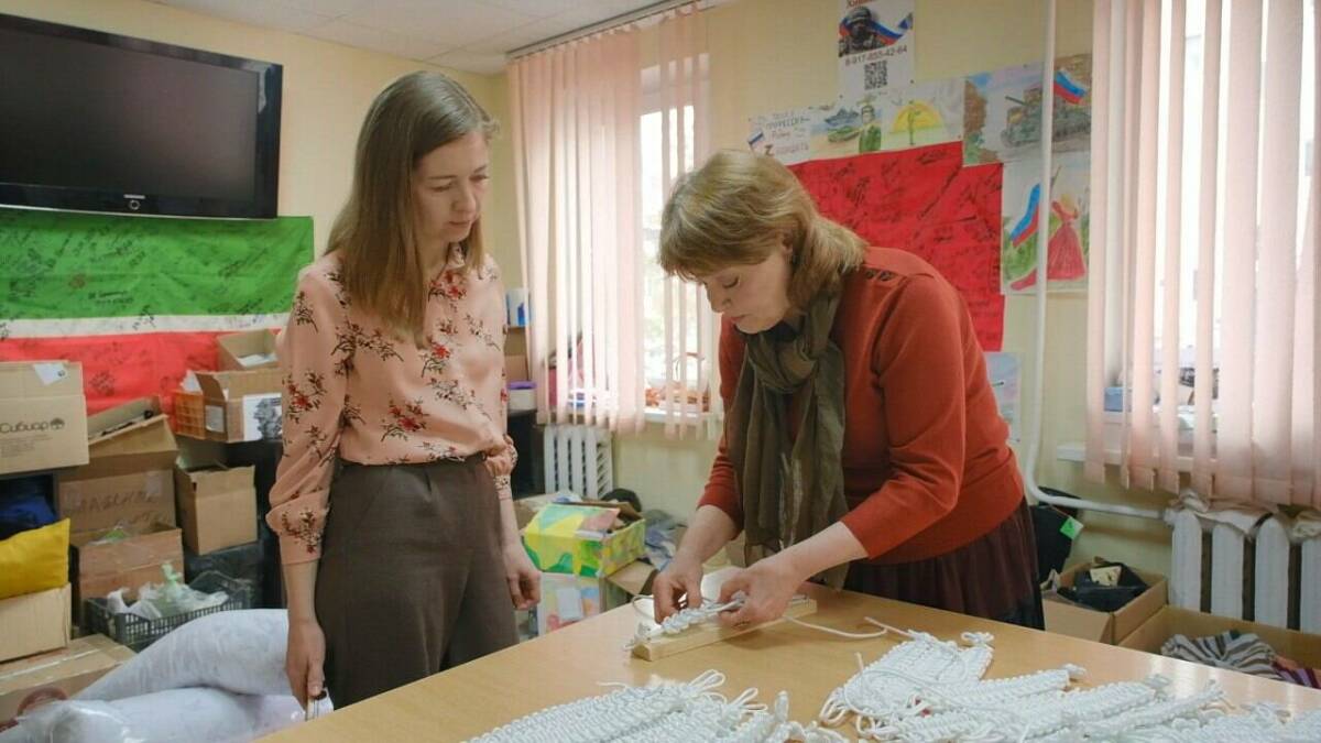 Волонтер из Нижнекамска сплела 125 браслетов выживания для бойцов СВО