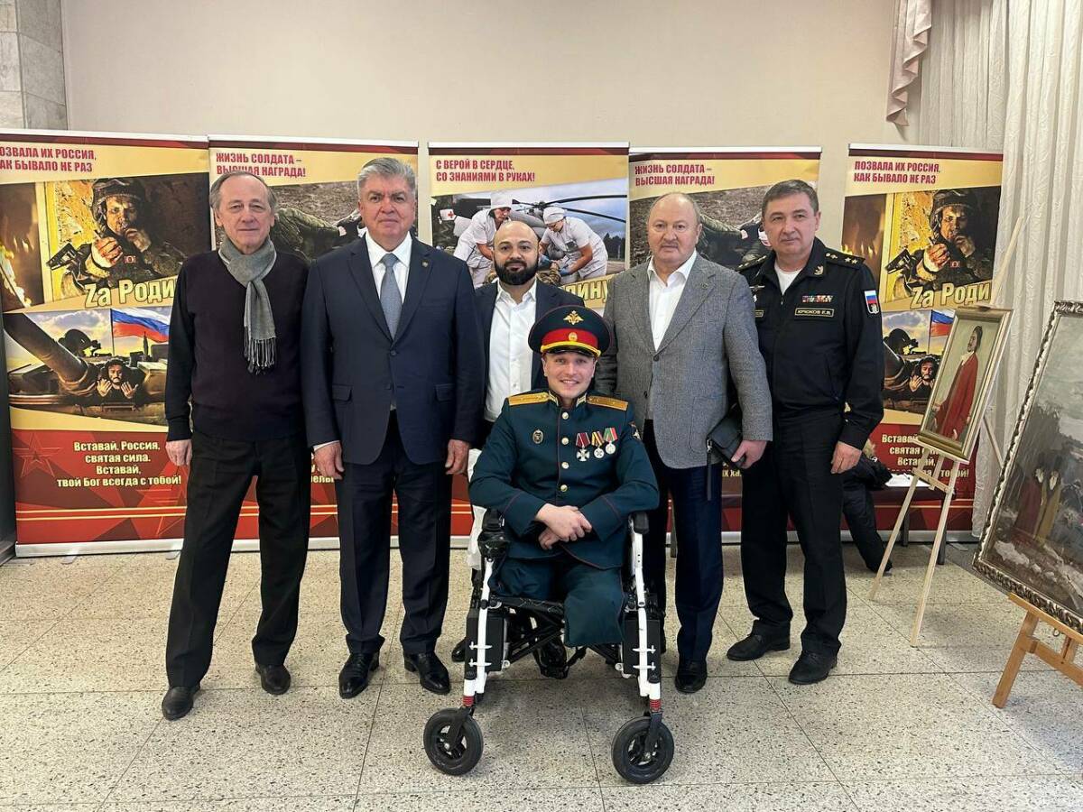 Полпред РТ в РФ вручил медаль офицеру, тяжело раненному в ходе спецоперации