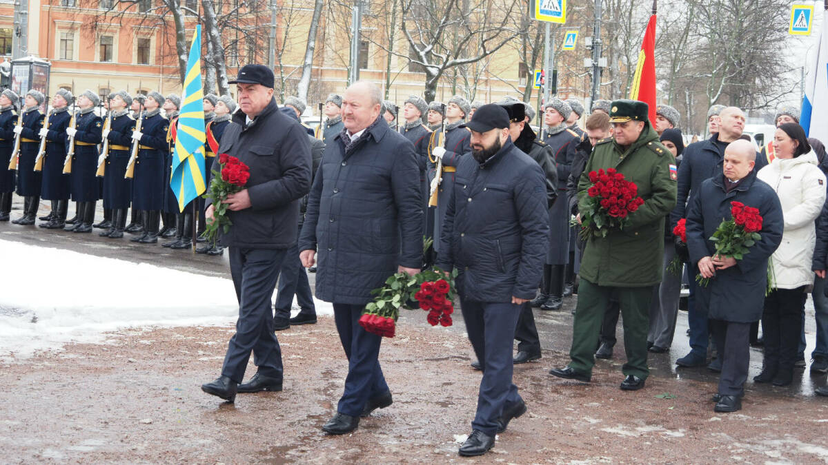 Делегация Татарстана возложила цветы к мемориалу военным медикам в Петербурге