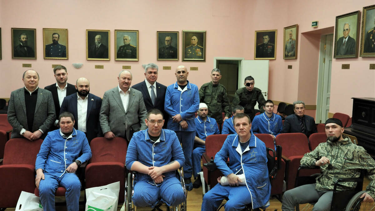 Равиль Ахметшин пообщался с ранеными, проходящими лечение в Военно-медицинской академии