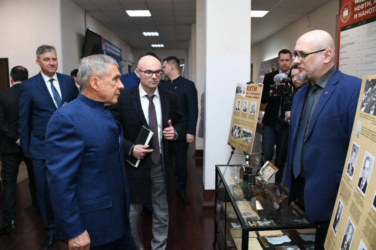 Минниханов осмотрел лаборатории КНИТУ-КХТИ и пообщался с поисковиками отряда «Химик»