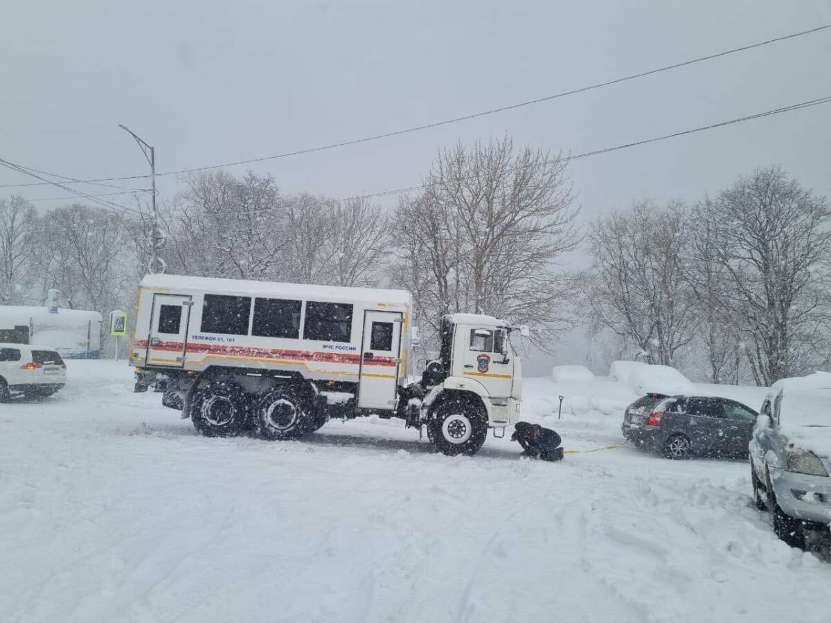 Вахтовые «КАМАЗы» на Камчатке заменили обычные автобусы после мощного снегопада