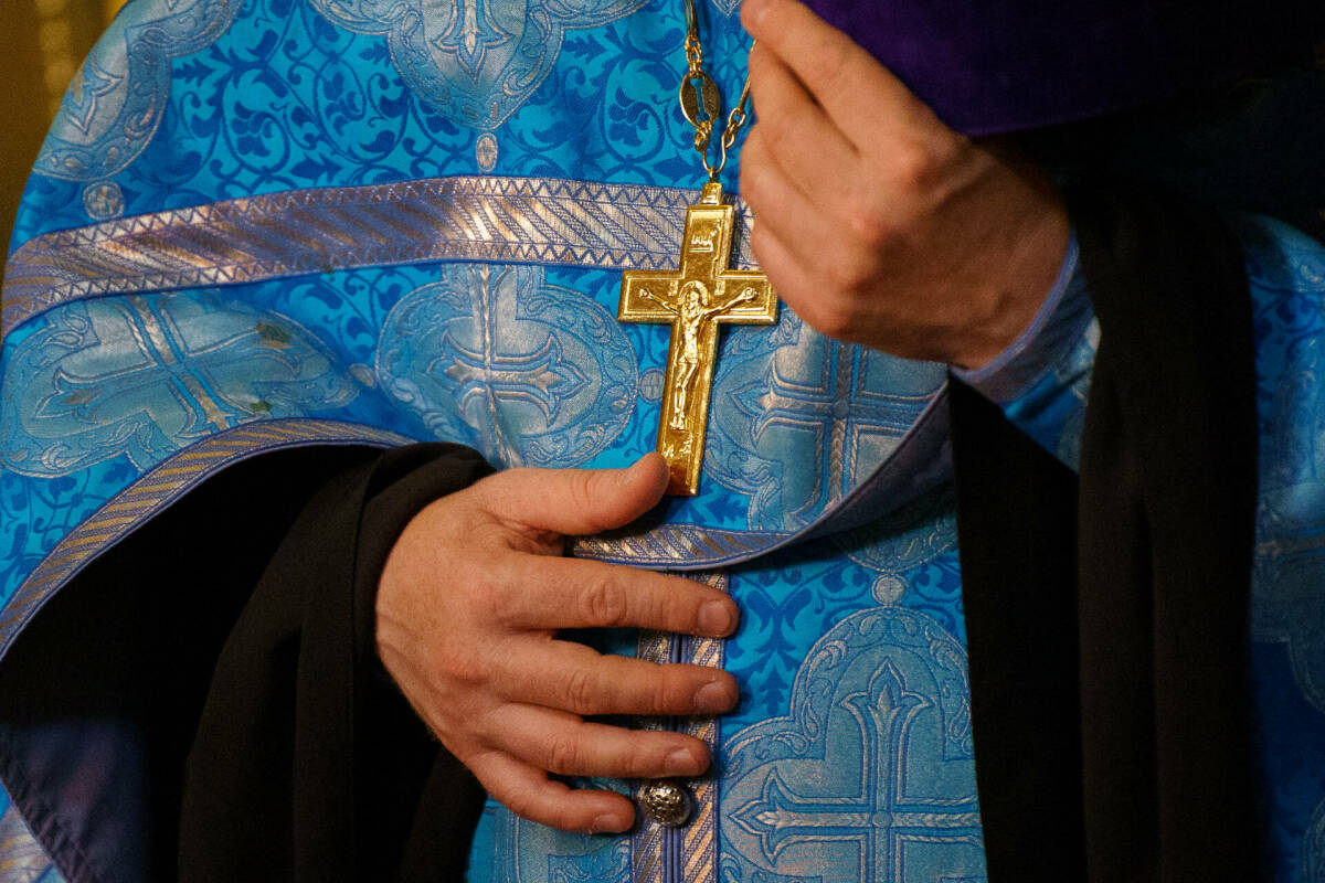 «Можно ли служить в джинсах, а крест – золотой?»: из чего состоит облачение батюшки
