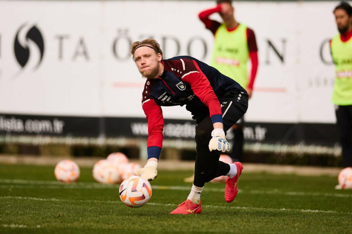 Вратарь «Рубина» Евгений Ставер попал в расширенный список сборной России по футболу