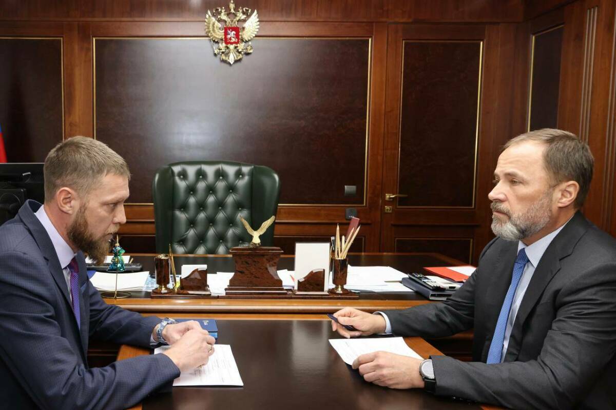 Комаров обсудил с участником программы «Время героев» Амировым итоги его стажировки