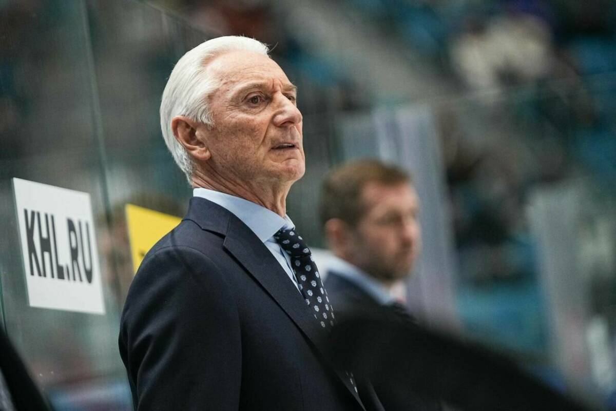 Зинэтула Билялетдинов получил памятную медаль за попадание в клуб тренеров КХЛ